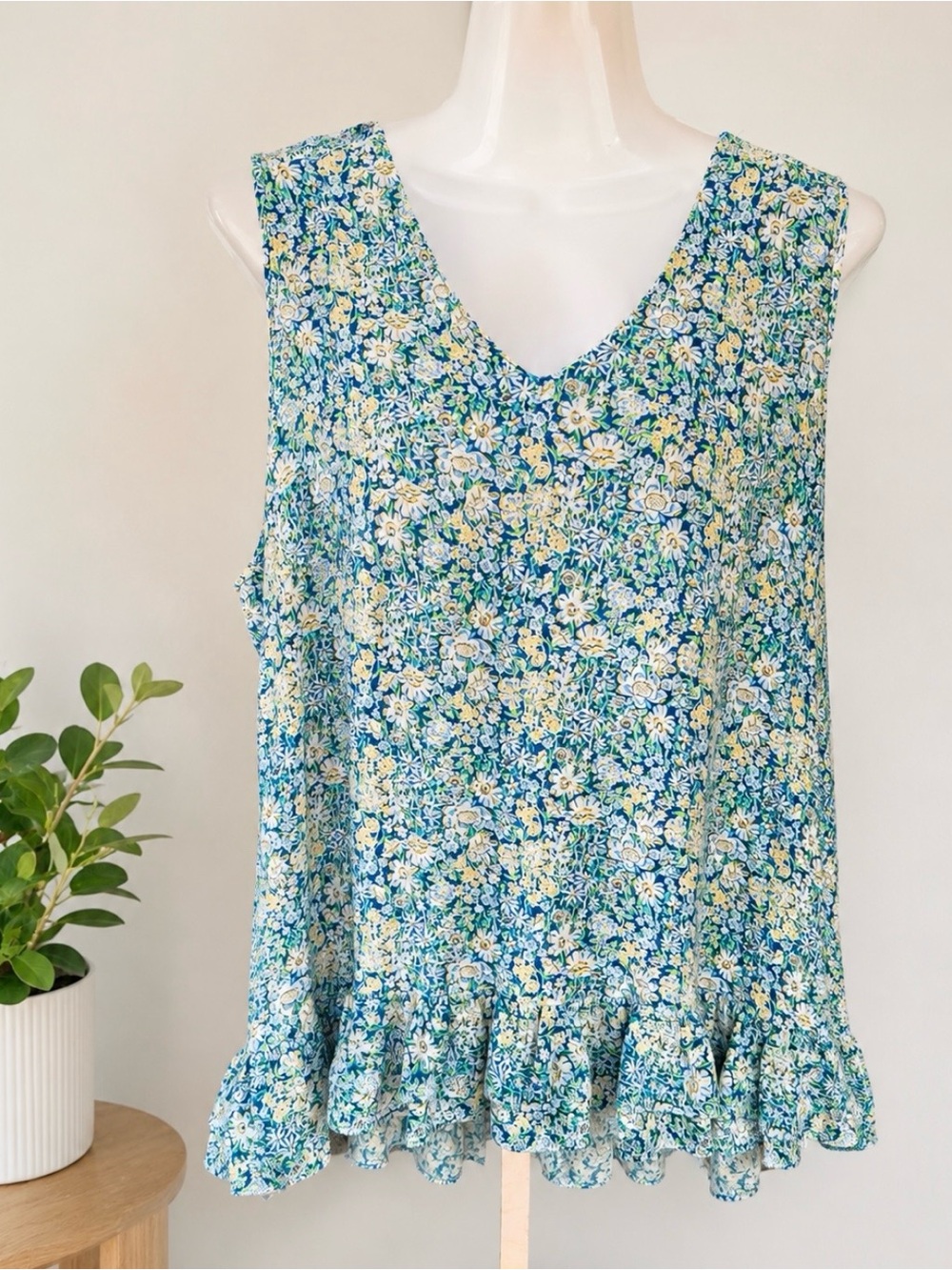 Cynthia Rowley Blue Floral Ruffle-Hem sleeveless top, size medium.